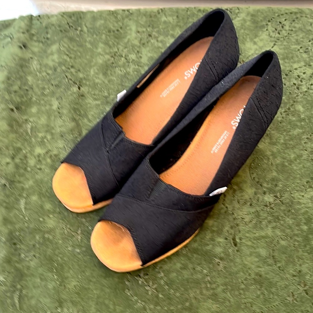 Toms Wedge Sandal Black size 8